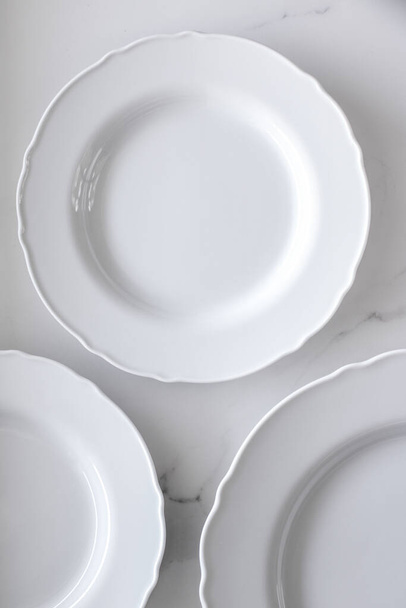 Пустая тарелка на белом мраморном столе в качестве фона, еды и меню
 - Фото, изображение