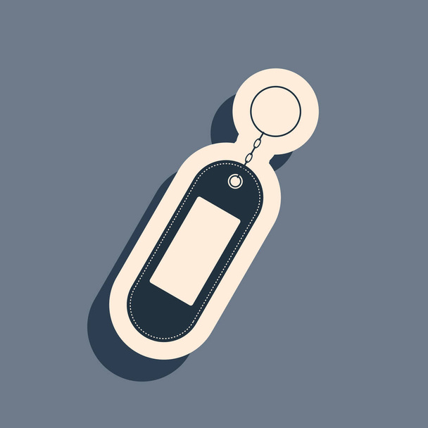 Fekete kulcstartó ikon elszigetelt szürke háttér. Üres négyszögletes kulcstartó gyűrűvel és kulcstartóval. Hosszú árnyék stílus. Vektorillusztráció - Vektor, kép