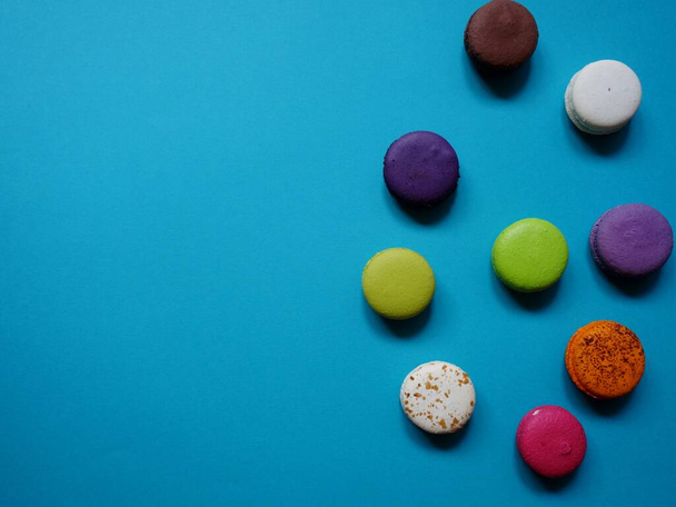 layout of colored macaroons on a solid color background - Fotoğraf, Görsel