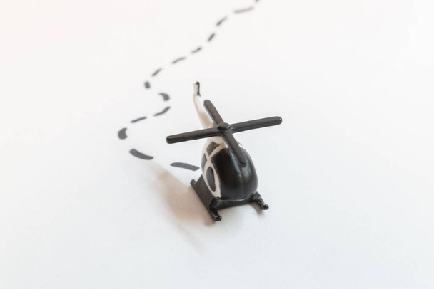 Małe kolorowe zabawki helikopterowe odizolowane na białym tle - podróż samolotem koncepcją śmigłowca. - Zdjęcie, obraz