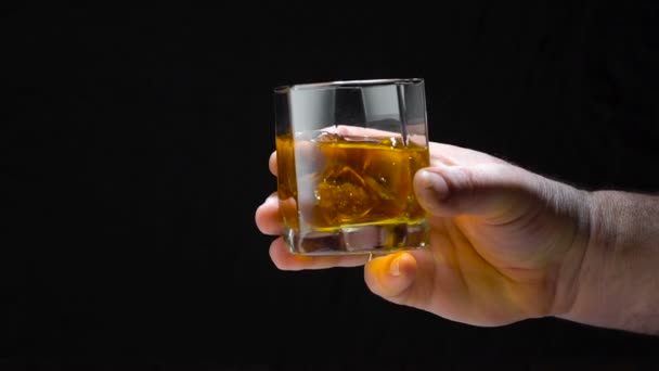 male hand with glass of whiskey - Materiał filmowy, wideo