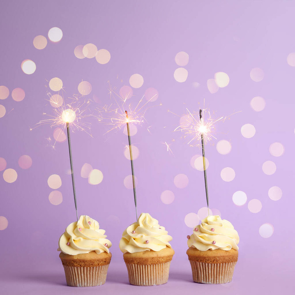 День народження кекси з блискітками на фіолетовому фоні
 - Фото, зображення