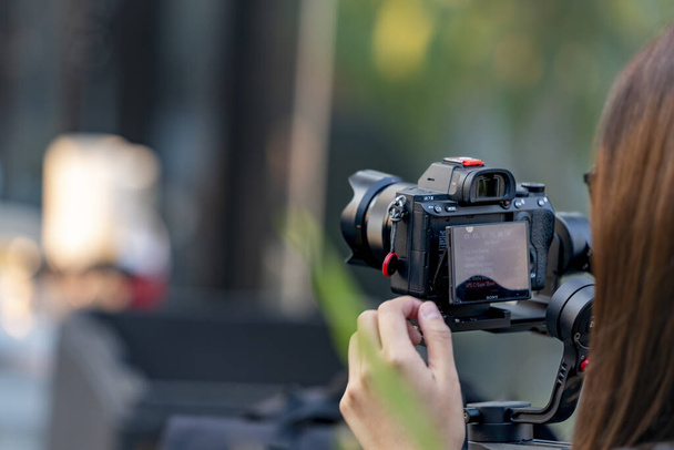 Bangkok, Thailand 2 februari 2020: Videoman houdt FILMING with DJI RONIN M handheld AND SONY A7R mark III. Full-Frame Exmor R BSI CMOS Sensor. Alpha Snel scherpstellen 4K-shooting Digitale Camera ILCE-7RM3 - Foto, afbeelding