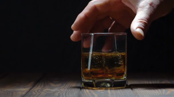 male hand with glass of whiskey - Séquence, vidéo
