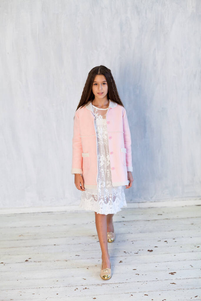 Retrato de una hermosa chica de moda en una chaqueta rosa y vestido elegante blanco
 - Foto, Imagen