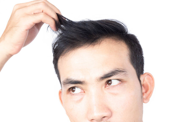 Молодий чоловік серйозна проблема випадіння волосся для медичної допомоги та концепції шампуню, селективний фокус
 - Фото, зображення