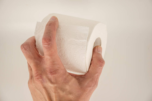 mão do homem segurando e dando papel higiênico rolo
 - Foto, Imagem