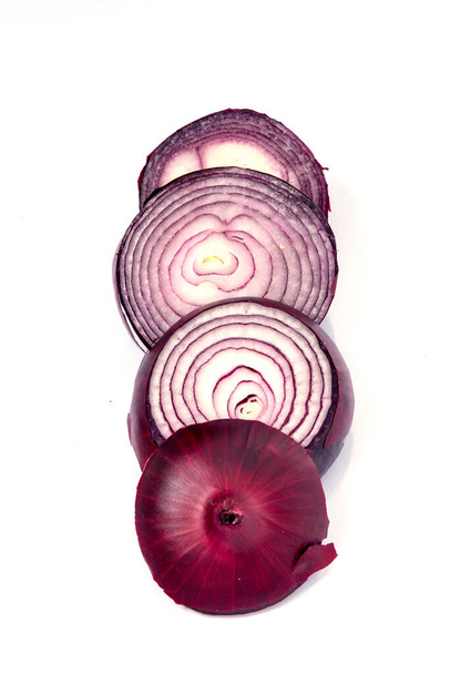 cebolla roja rebanada en círculos sobre un fondo blanco
 - Foto, Imagen