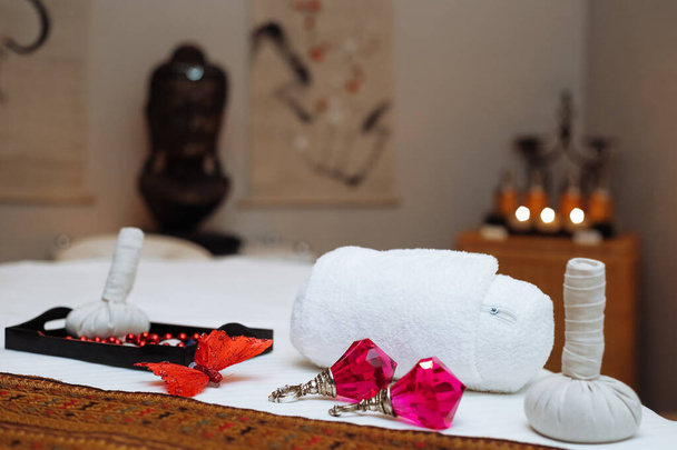 mesa com acessórios de massagem e decorações de cristal e borboleta
 - Foto, Imagem