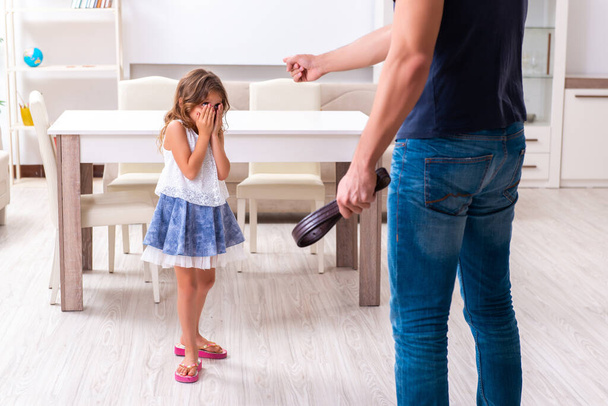 Θυμωμένος πατέρας τιμωρεί την κόρη του - Φωτογραφία, εικόνα