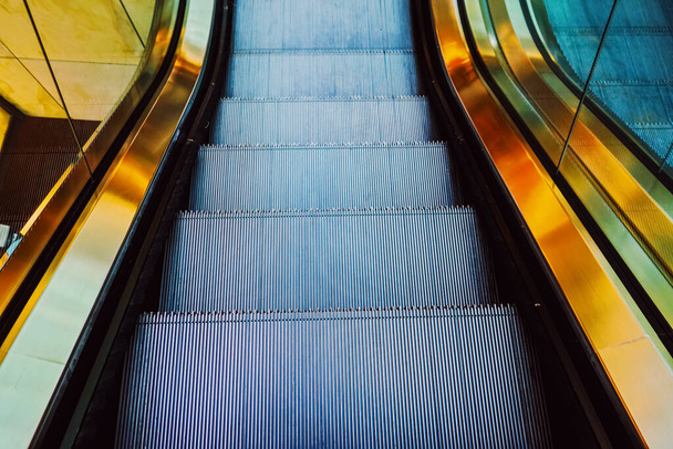 Escalator in a downtown shopping center, metropilitan city - Fotografie, Obrázek