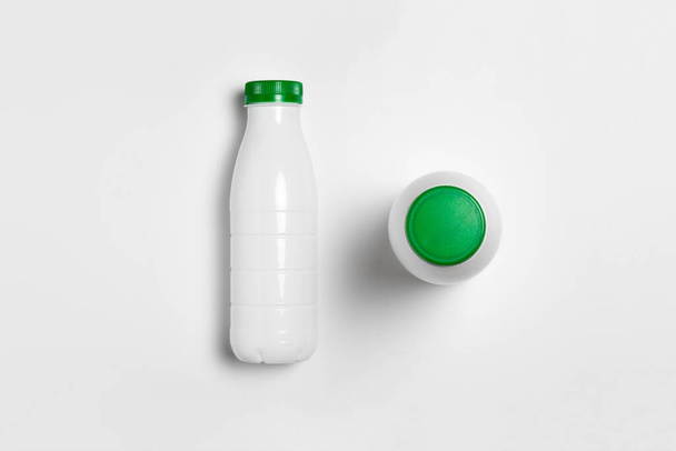 Bílé lesklé plastové láhve se šroubovacím uzávěrem pro mléčné výrobky mléko, jogurt, smetana, dezert. Šablona Mockup balení. Fotografie s vysokým rozlišením. - Fotografie, Obrázek