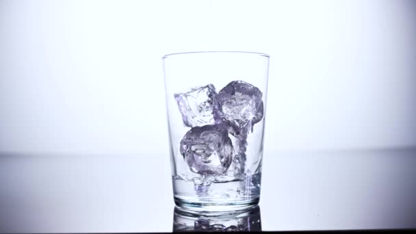 vaso de agua con hielo - Metraje, vídeo
