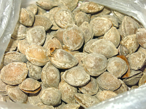 Tadschikische Nüsse in der Schale in einem losen Paket - Foto, Bild