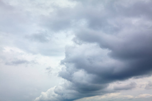 nuvens tempestuosas durante poderoso tornado
  - Foto, Imagem