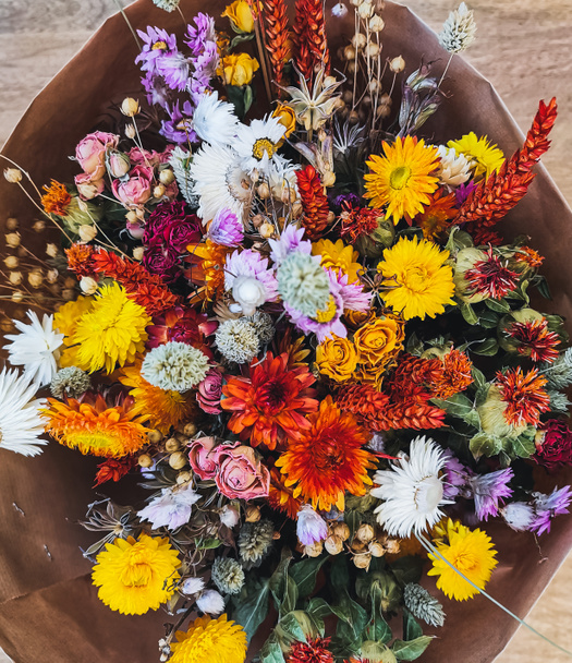Kırmızı ve sarı renkte canlı kurumuş çiçek aranjmanı - Fotoğraf, Görsel