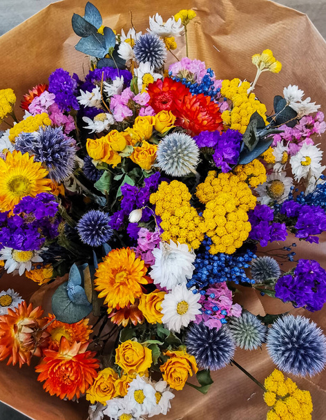 Яскраво висушена квіткова композиція в фіолетових і жовтих тонах
 - Фото, зображення