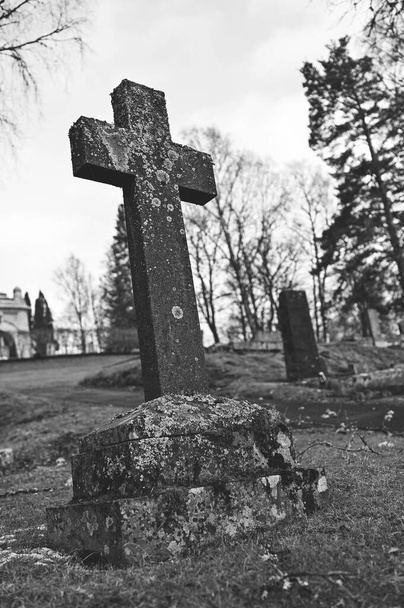 stary kamienny krzyż na cmentarzu w Filipstad Szwecja - Zdjęcie, obraz