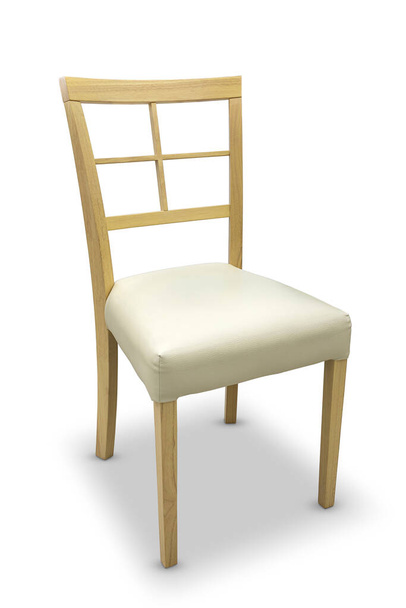 Houten stoel, crème lederen zitting geïsoleerd op witte achtergrond. met knippaden. - Foto, afbeelding