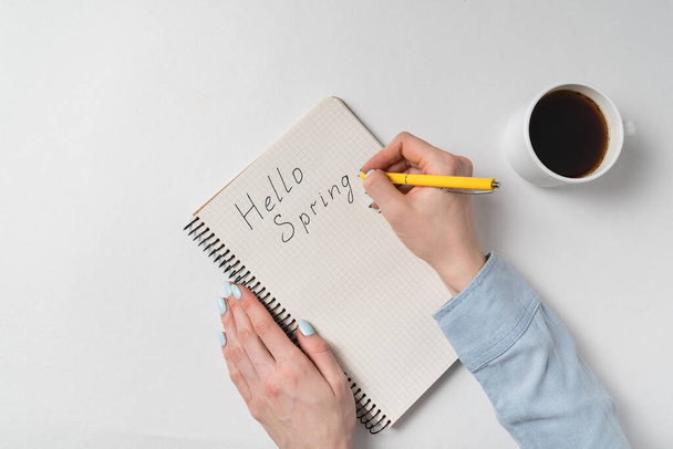 Hello tavasz írt notebook felett fehér háttér. Reggeli kávé és új ötletek. - Fotó, kép