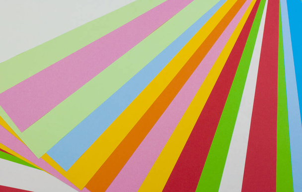 textuur van heldere abstracte vormen van verschillende kleuren gevoerd met papier - Foto, afbeelding