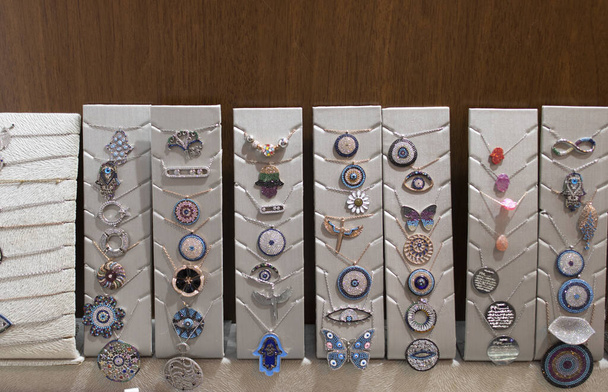 Ожерелья в различных узорах в витрине магазина
. - Фото, изображение