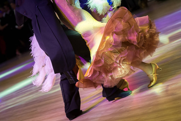 пара танцює бальний танець на танцювальному конкурсі
 - Фото, зображення