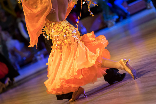танцевальные бальные танцы на танцевальном конкурсе - Фото, изображение