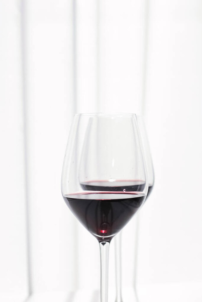 Δύο ποτήρια κόκκινο κρασί, βιολογικό ρόφημα. - Φωτογραφία, εικόνα