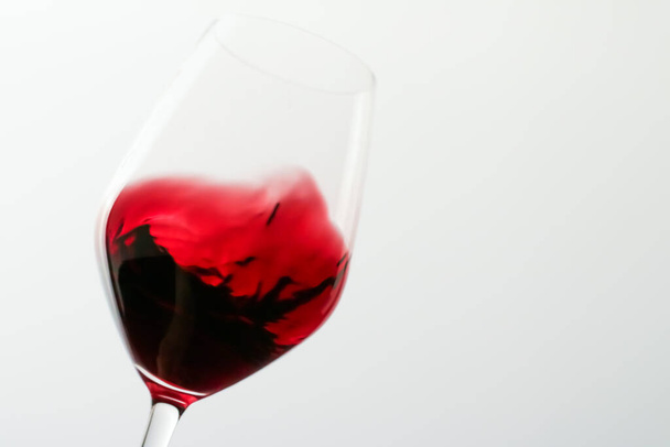 Egy pohár vörösbor a kóstolón, minőség-ellenőrzés és alkoholtartalmú italok - Fotó, kép