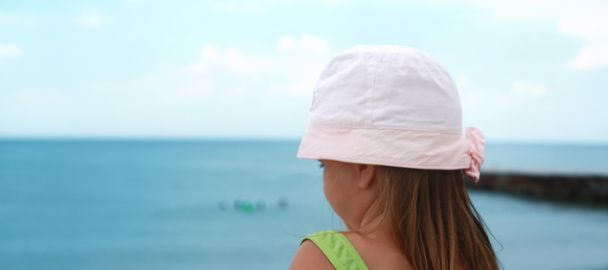 дівчина дивиться на море
 - Фото, зображення