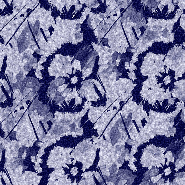 藍青のバティック染めパンジーの花の質感の背景。シームレスな日本の繰り返しパターンスウォッチ。絵画的な花のモチーフ漂白染料。着物の着物の上にアジアの融合｜print. - 写真・画像
