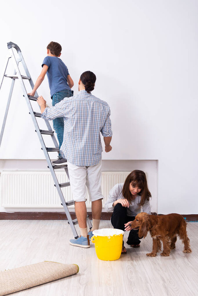 Jeune famille en rénovation domiciliaire - Photo, image
