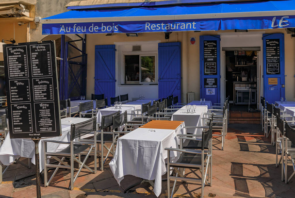 Niza, Francia - 3 de junio de 2019: Vista de un restaurante nicois tradicional con asientos al aire libre en las estrechas calles del casco antiguo Vielle Ville
 - Foto, Imagen