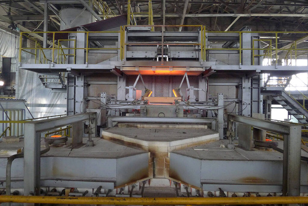 Fours de fusion des métaux dans les aciéries
 - Photo, image