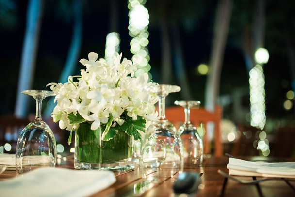 weselna dekoracja recepcji na stole restauracyjnym na uroczystość rocznicy. - Zdjęcie, obraz