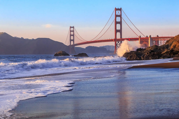 Słynny most Golden Gate widok z Baker plaży o zachodzie słońca w San Francisco, Kalifornia - Zdjęcie, obraz