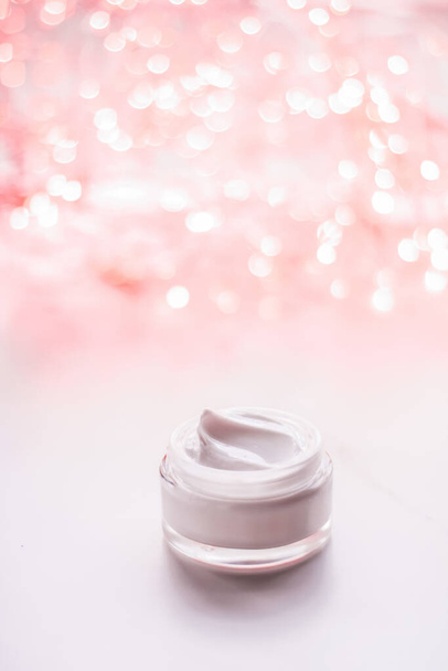 Crema facial hidratante tarro sobre fondo de brillo de vacaciones, anti-edad cuidado de la piel producto
 - Foto, Imagen