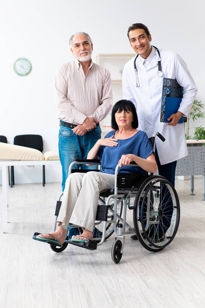 Old couple visiting young male doctor - Foto, Imagem