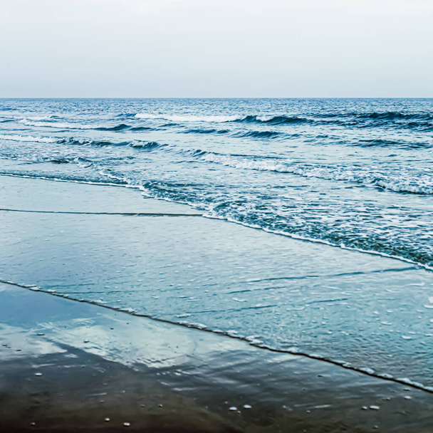 Belo horizonte marítimo ou oceânico, vista costeira da praia de areia tropical, viagem de férias de verão e destino de férias
 - Foto, Imagem