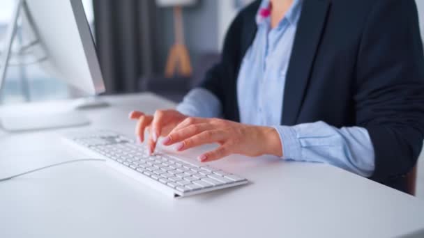 女性の手は、コンピュータのキーボードを入力します。リモートワークの概念. - 映像、動画