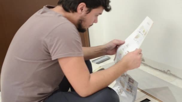 jonge man bricolage werken - Video