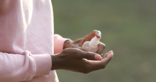 Один африканець лікує руки антисептиком, щоб запобігти зараженню вірусом. Концепція профілактичних заходів і захисту коронавірусної пандемії.  - Кадри, відео