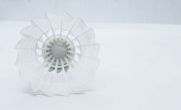 Peso leve branco badminton shuttle galo forma redonda
 - Foto, Imagem