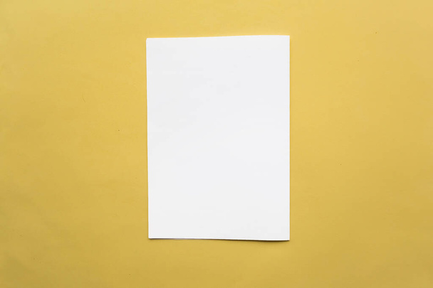 Biała makieta pusta na żółtym tle - Zdjęcie, obraz