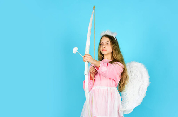 Endless love. Arrow of love. small angel girl with wings and halo. Cupid throws arrow with bow. Valentine day angel. Amour. God of love. February 14. valentine sale and discount. Cupid shoot with bow - Foto, afbeelding