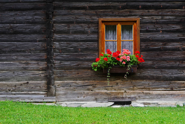 Architecture traditionnelle en bois au Tyrol du Sud, Autriche, Europe
 - Photo, image