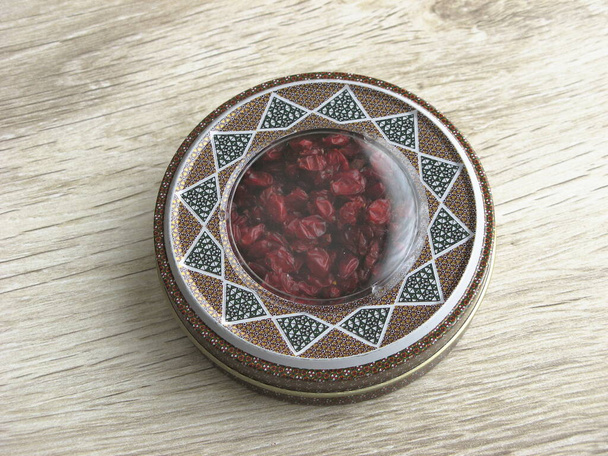 Top barberry iraní en embalaje de exportación tradicional sobre fondo de madera. De cerca.
. - Foto, imagen