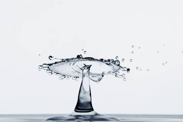 Сплеск води ізольовано на білому тлі
 - Фото, зображення