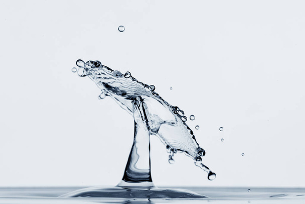 Всплеск воды изолирован на белом фоне - Фото, изображение